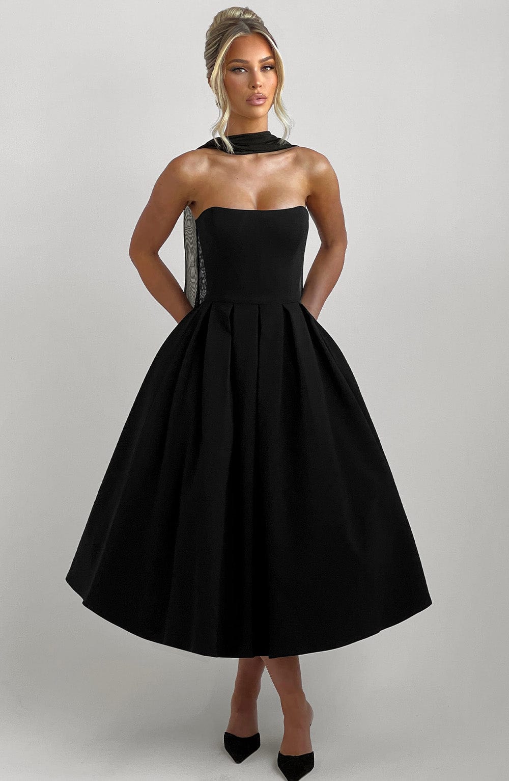 Violeta | Vestido midi negro de falda plisada