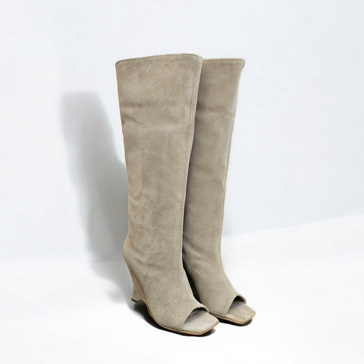 Desy | Open-toe beige suede boot with asymmetrical platform