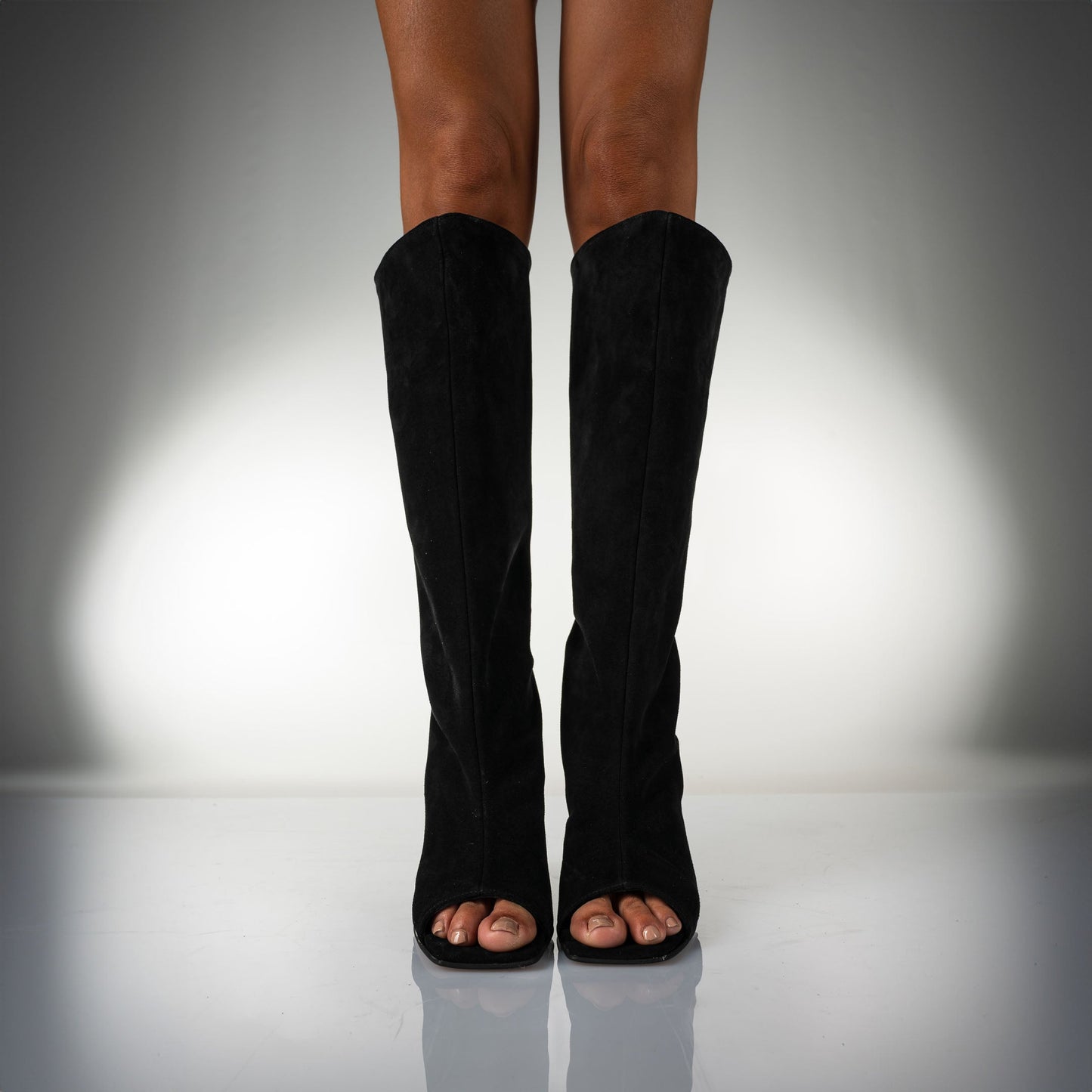 Daniela | Bota abierta en gamuza negra con plataforma asimétrica