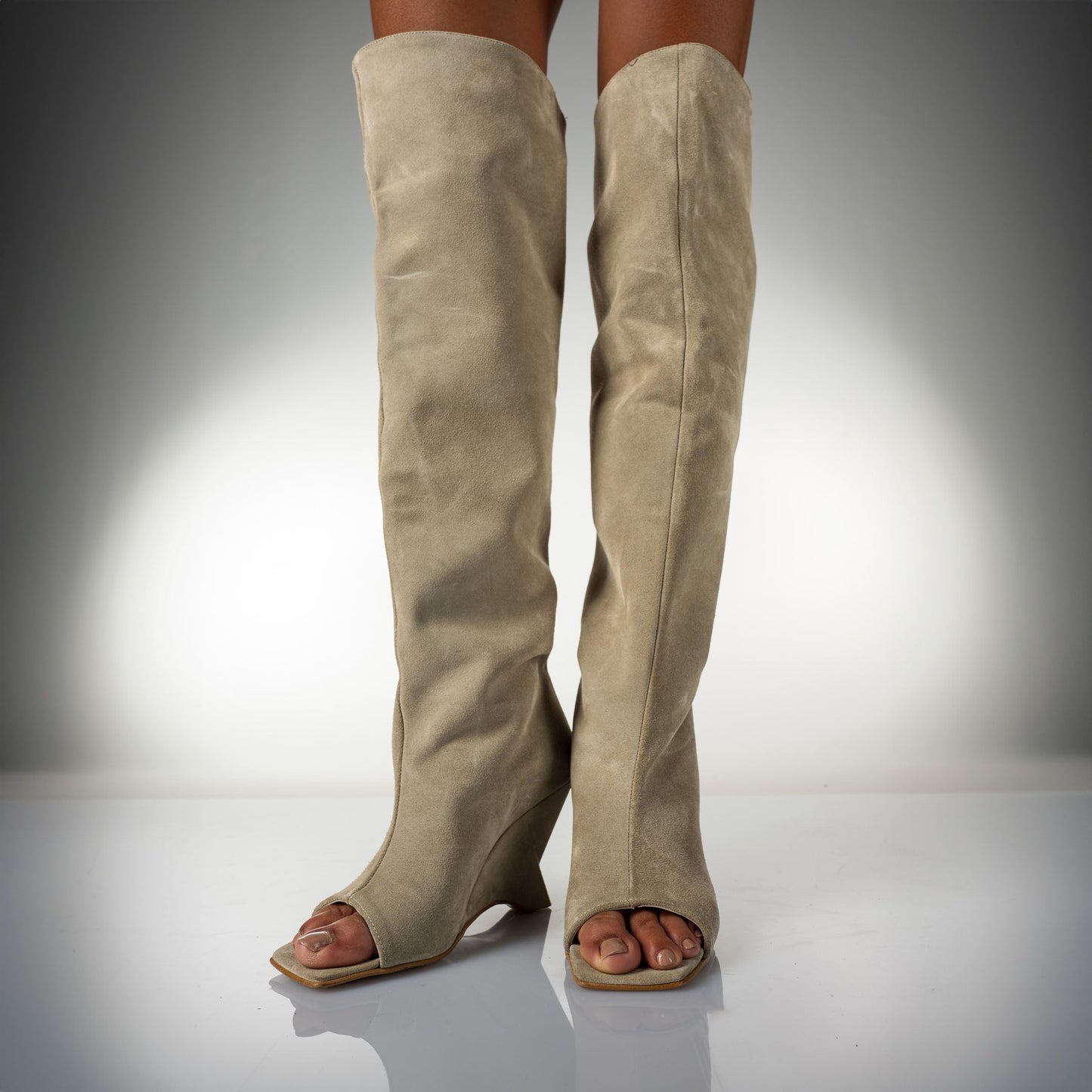 Melodie |  Bota abierta en gamuza color arena con plataforma asimétrica