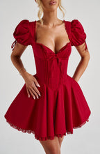 Annie | Vestido mini rojo de cuello cuadrado con ribete de encaje