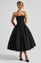 Edith | Vestido midi negro con falda plisada y escote palabra de honor
