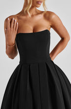 Edith | Vestido midi negro con falda plisada y escote palabra de honor