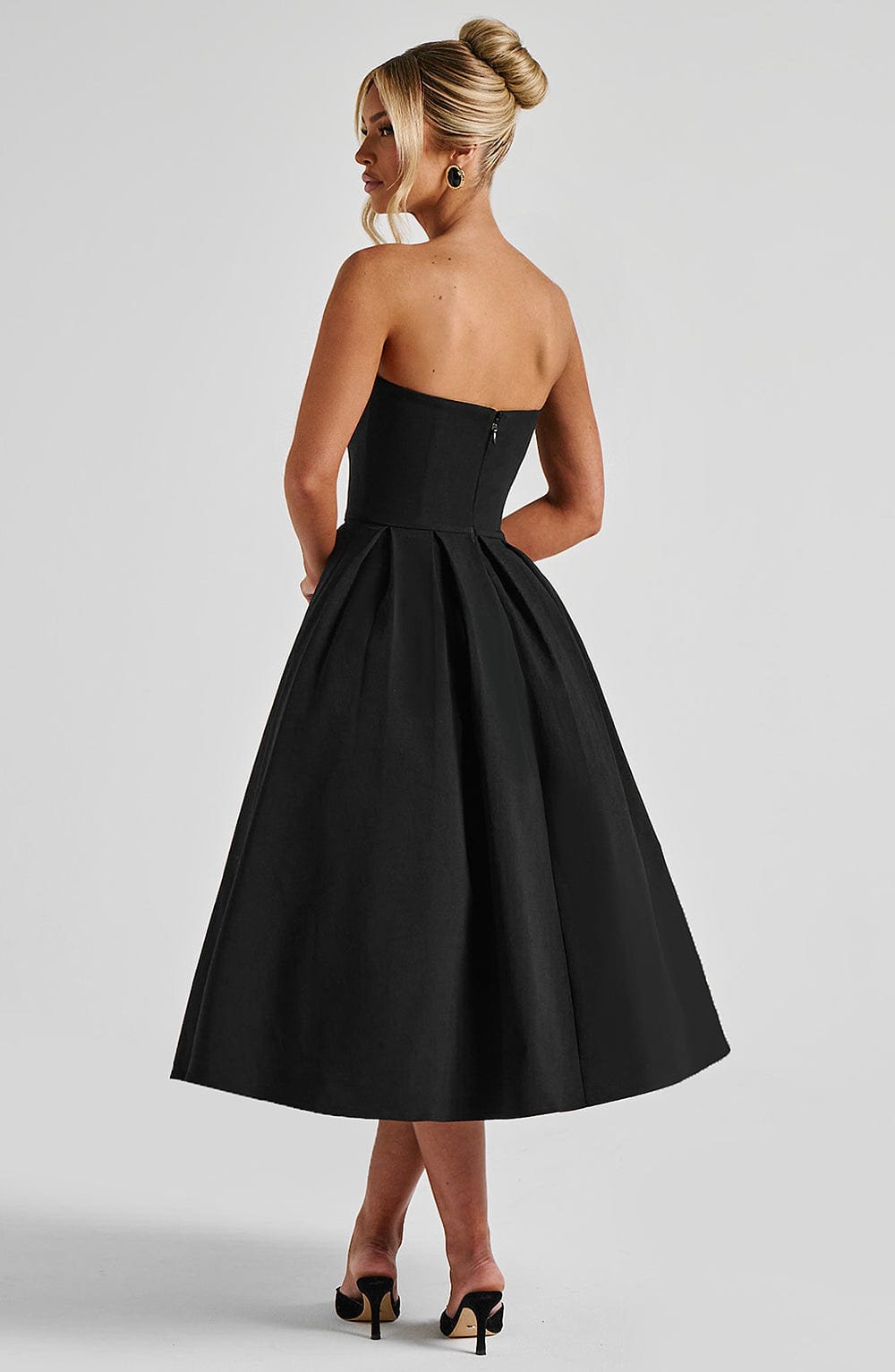 Violeta | Vestido midi negro de falda plisada