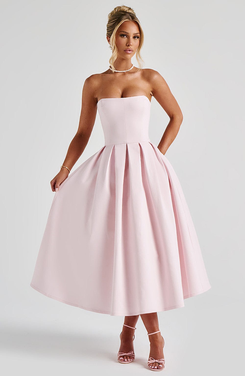 Edith | Vestido midi rubor con falda plisada y escote palabra de honor