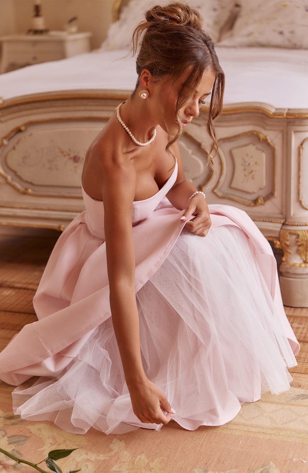 Edith | Vestido midi rubor con falda plisada y escote palabra de honor