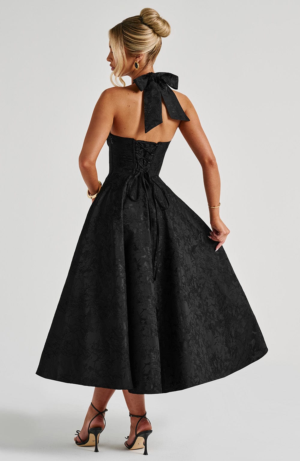 Effie | Vestido midi negro de jacquard con escote halter en V