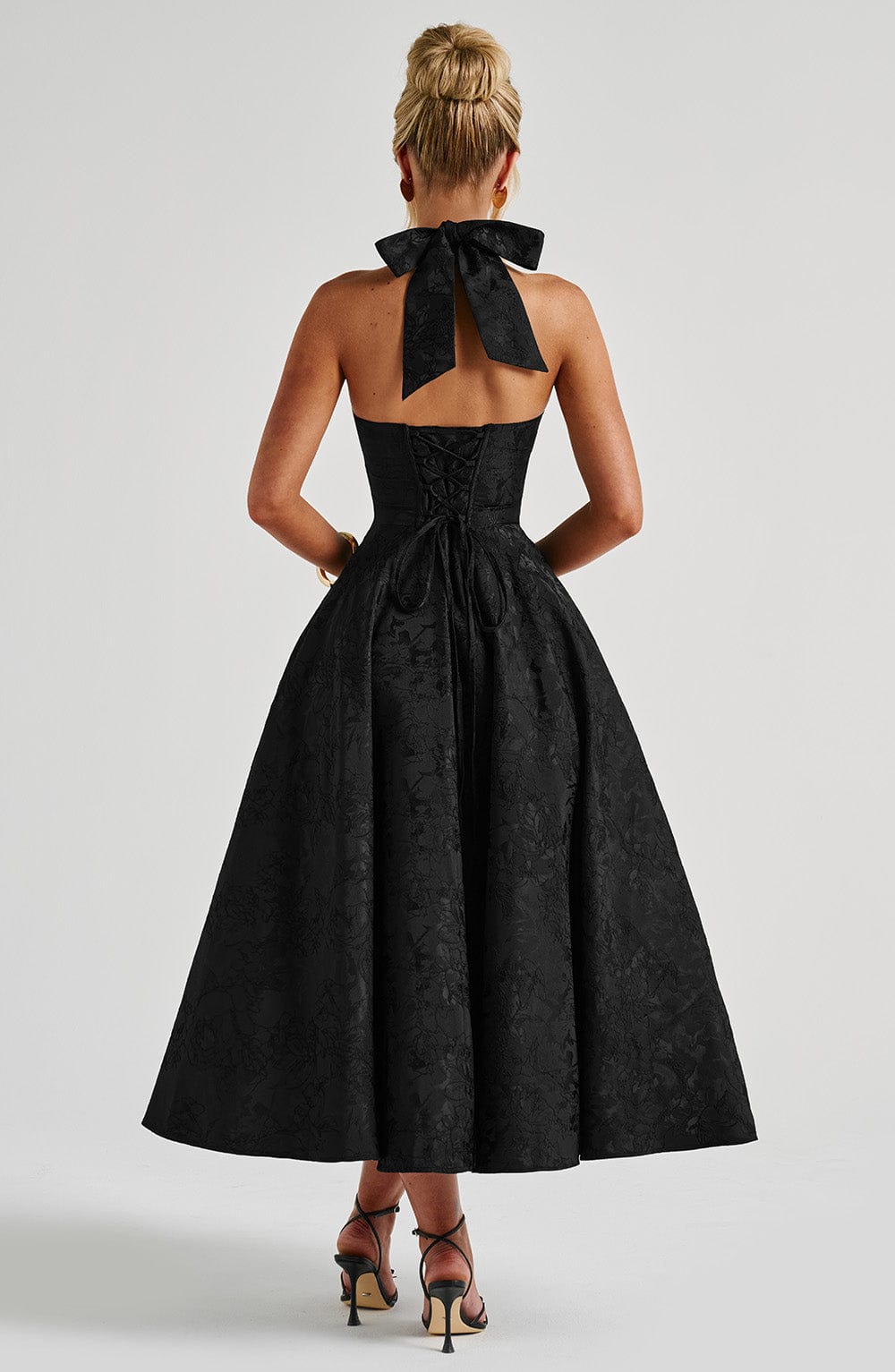 Effie | Vestido midi negro de jacquard con escote halter en V