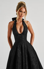 Effie | Vestido midi negro de jacquard con escote halter en V