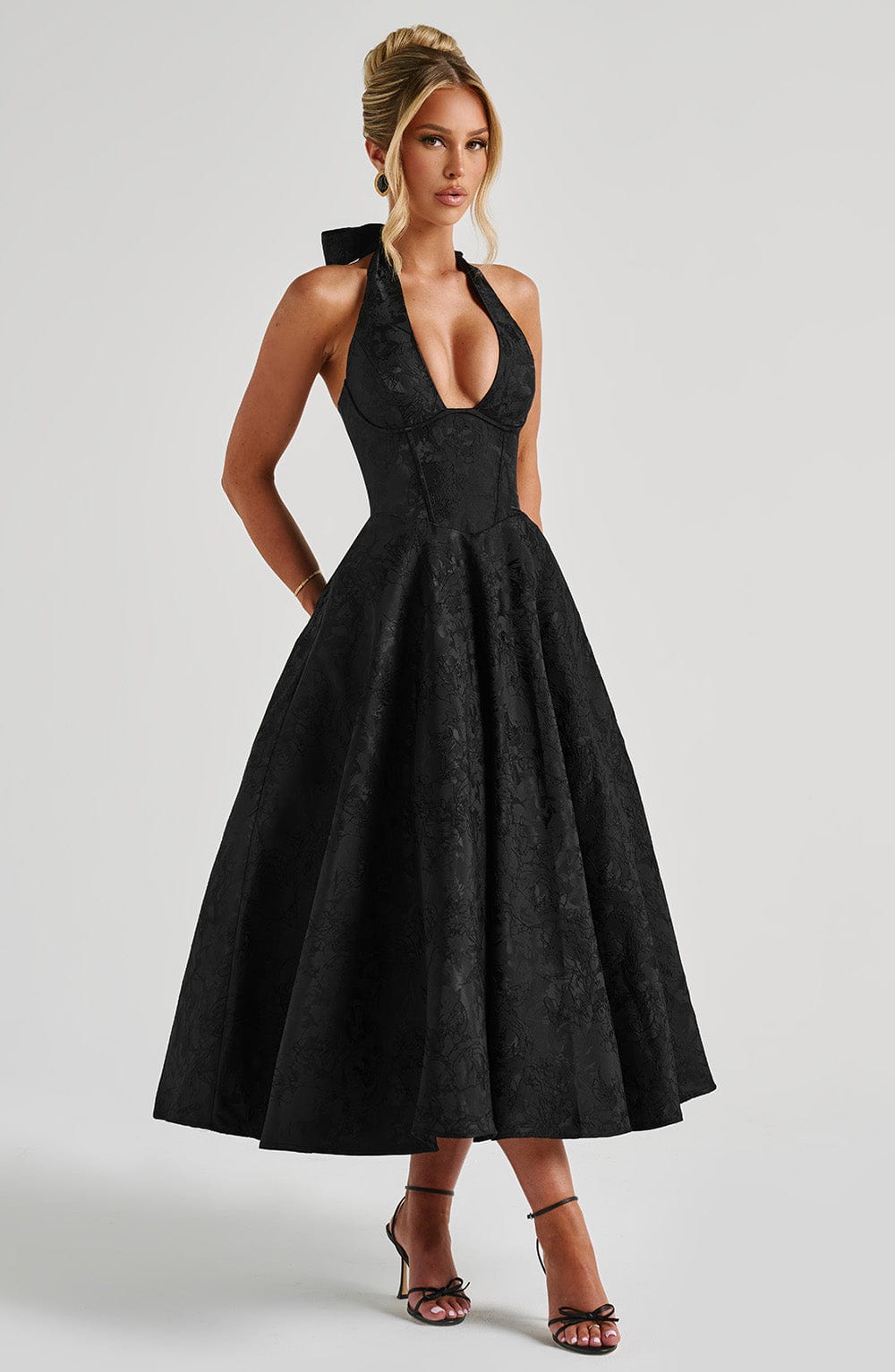 Effie | Vestido midi negro de jacquard con escote halter en V