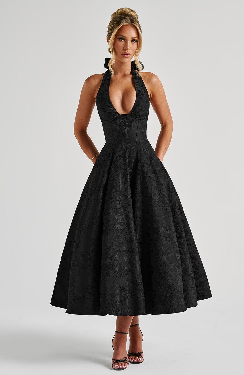 Effie | Vestido midi negro de jacquard con escote halter en V