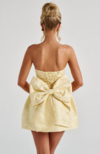 Elenora | Vestido mini de jacquard amarillo con lazo y escote palabra de honor