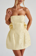 Elenora | Vestido mini de jacquard amarillo con lazo y escote palabra de honor