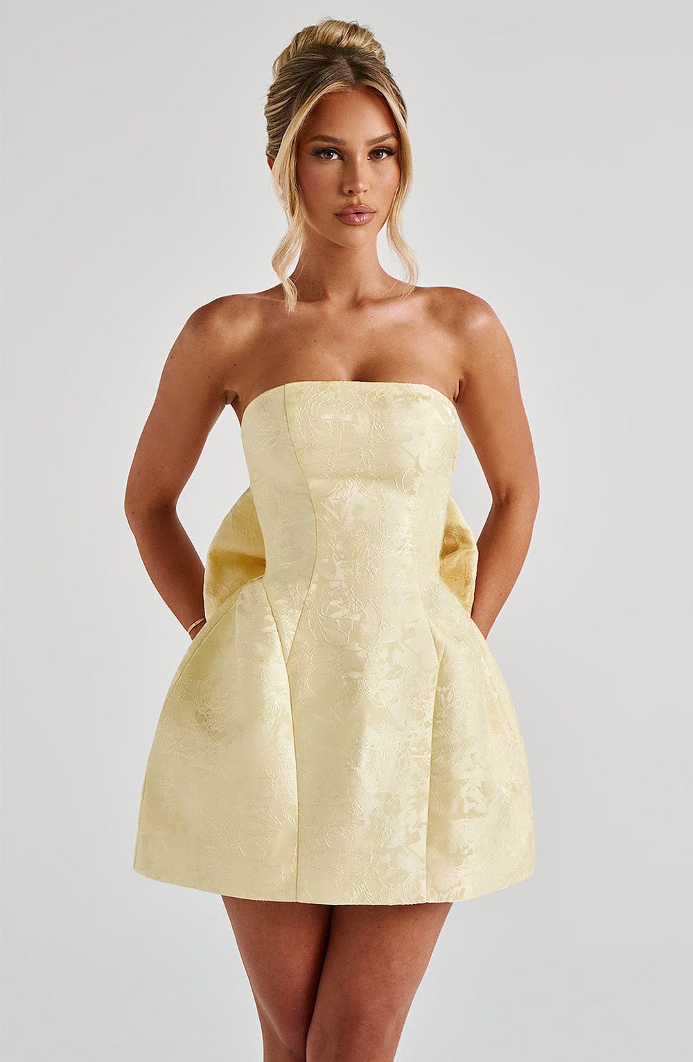 Elenora | Vestido mini de jacquard amarillo con lazo y escote palabra de honor