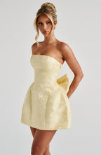 Elenora | Vestido mini de jacquard amarillo con lazo y escote palabra de honor
