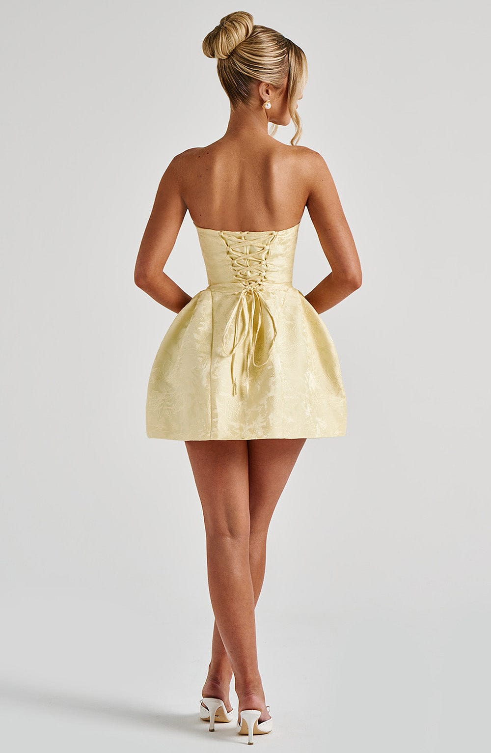Elenora | Vestido mini de jacquard amarillo con lazo y escote palabra de honor