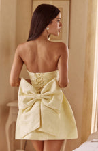 Elenora | Vestido mini de jacquard amarillo con lazo y escote palabra de honor