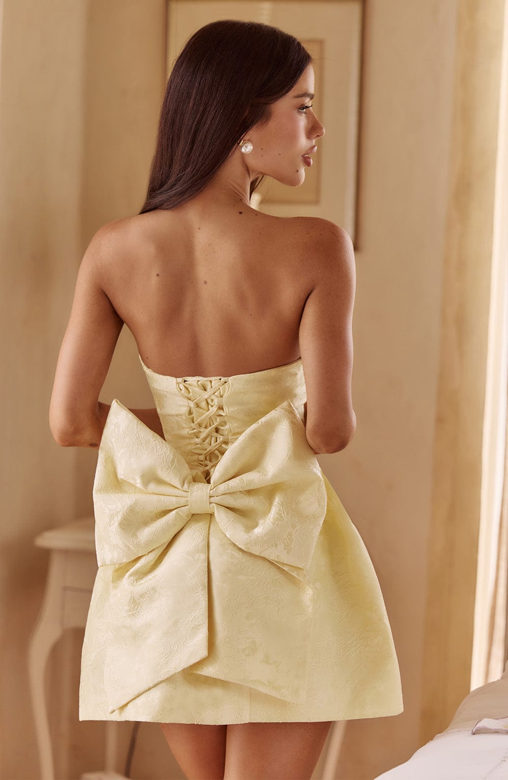 Elenora | Vestido mini de jacquard amarillo con lazo y escote palabra de honor