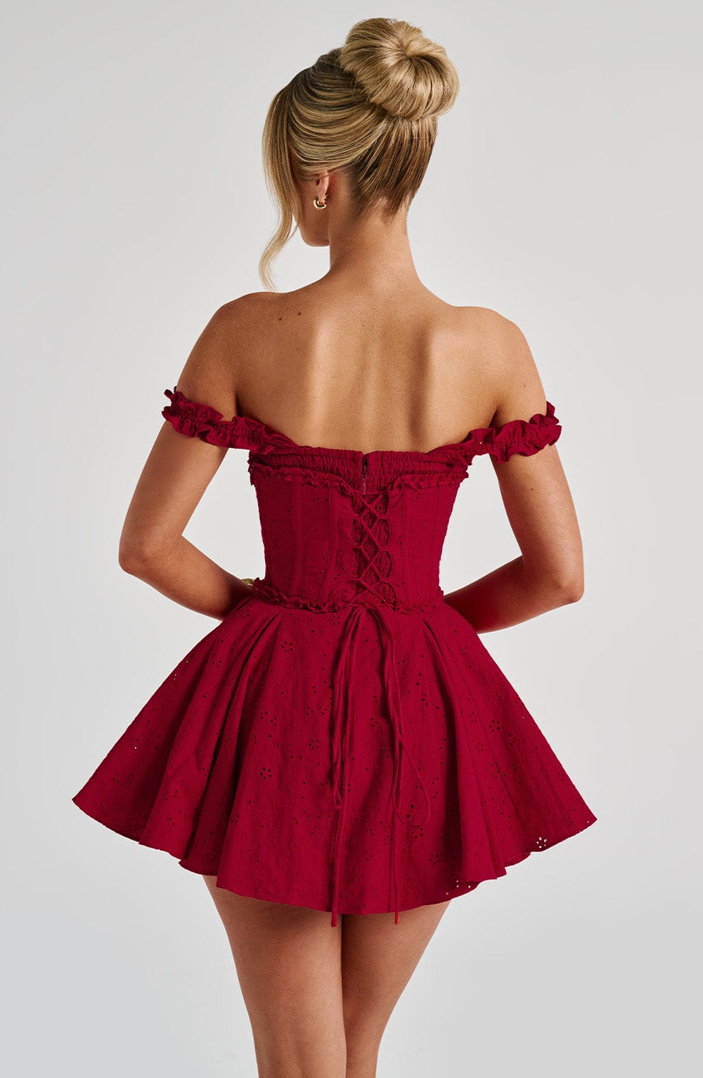 Elva | Mono corto de broderie rojo con corsé y lazo