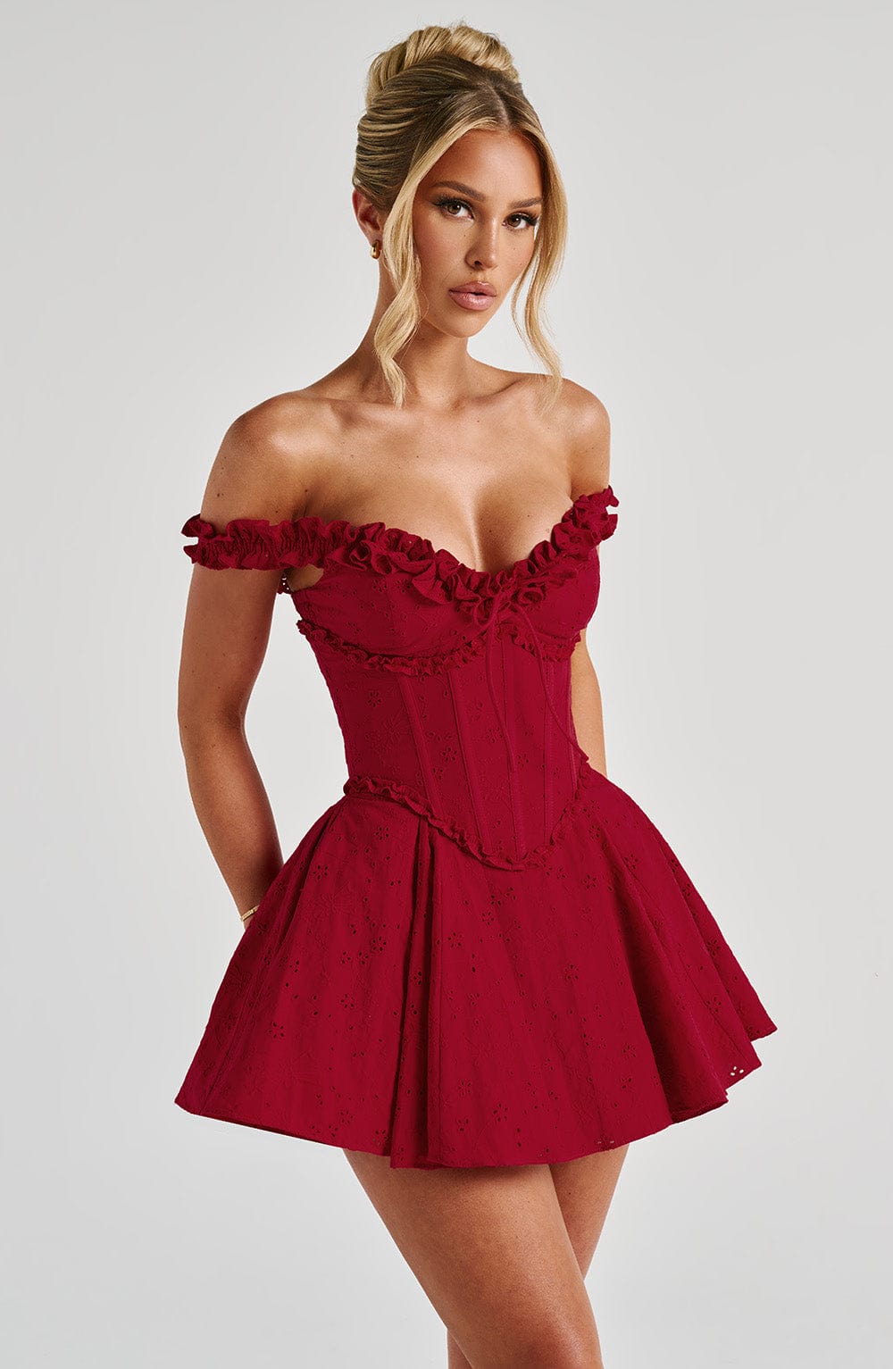 Elva | Mono corto de broderie rojo con corsé y lazo