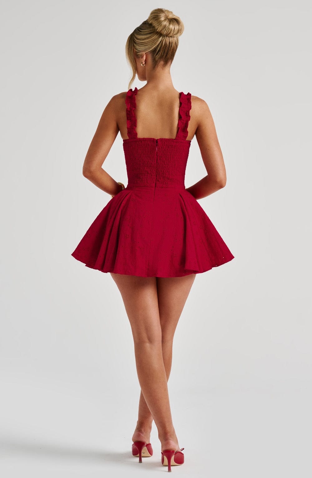 Elva | Mono corto de broderie rojo con corsé y lazo