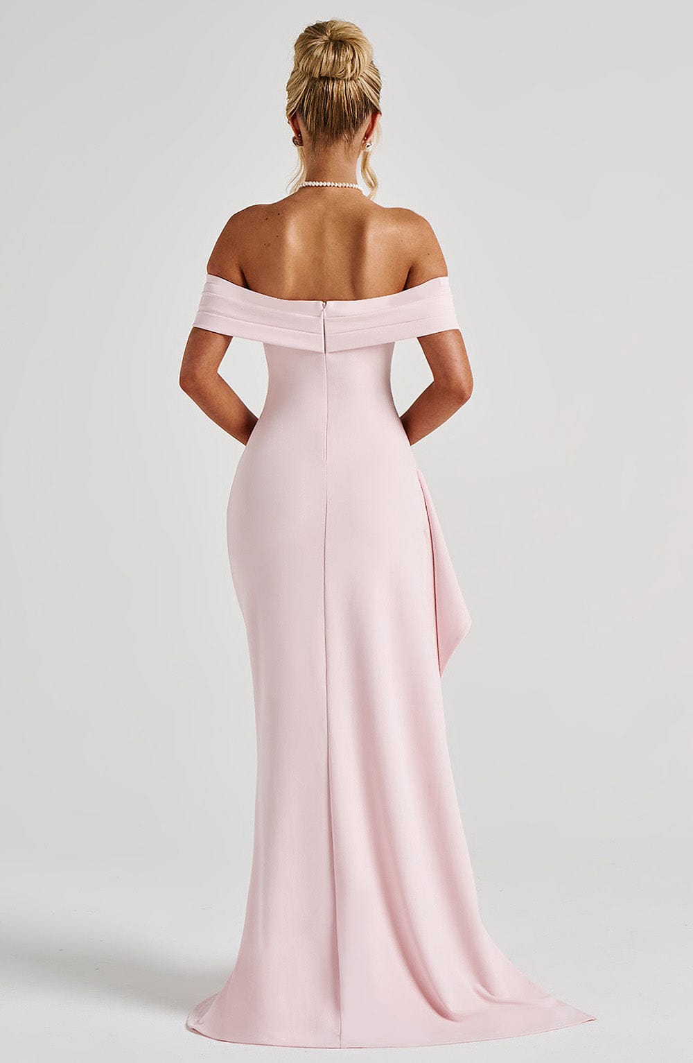 Joyce | Vestido maxi de crepé rubor con escote bardot y abertura lateral
