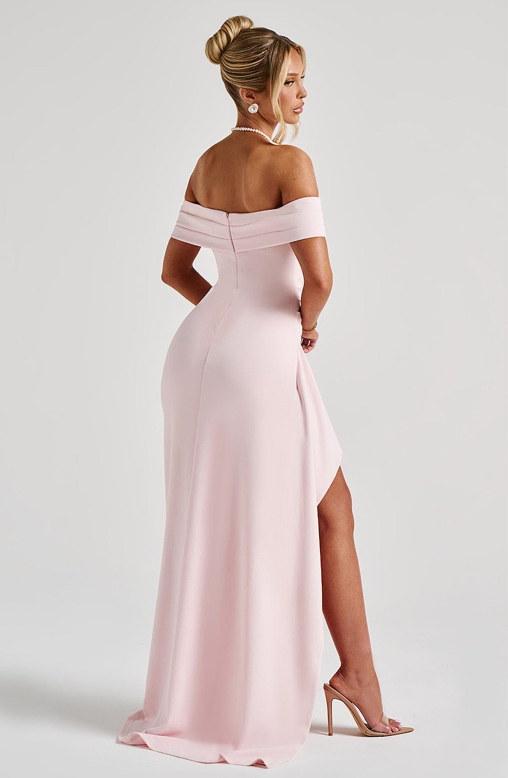 Joyce | Vestido maxi de crepé rubor con escote bardot y abertura lateral