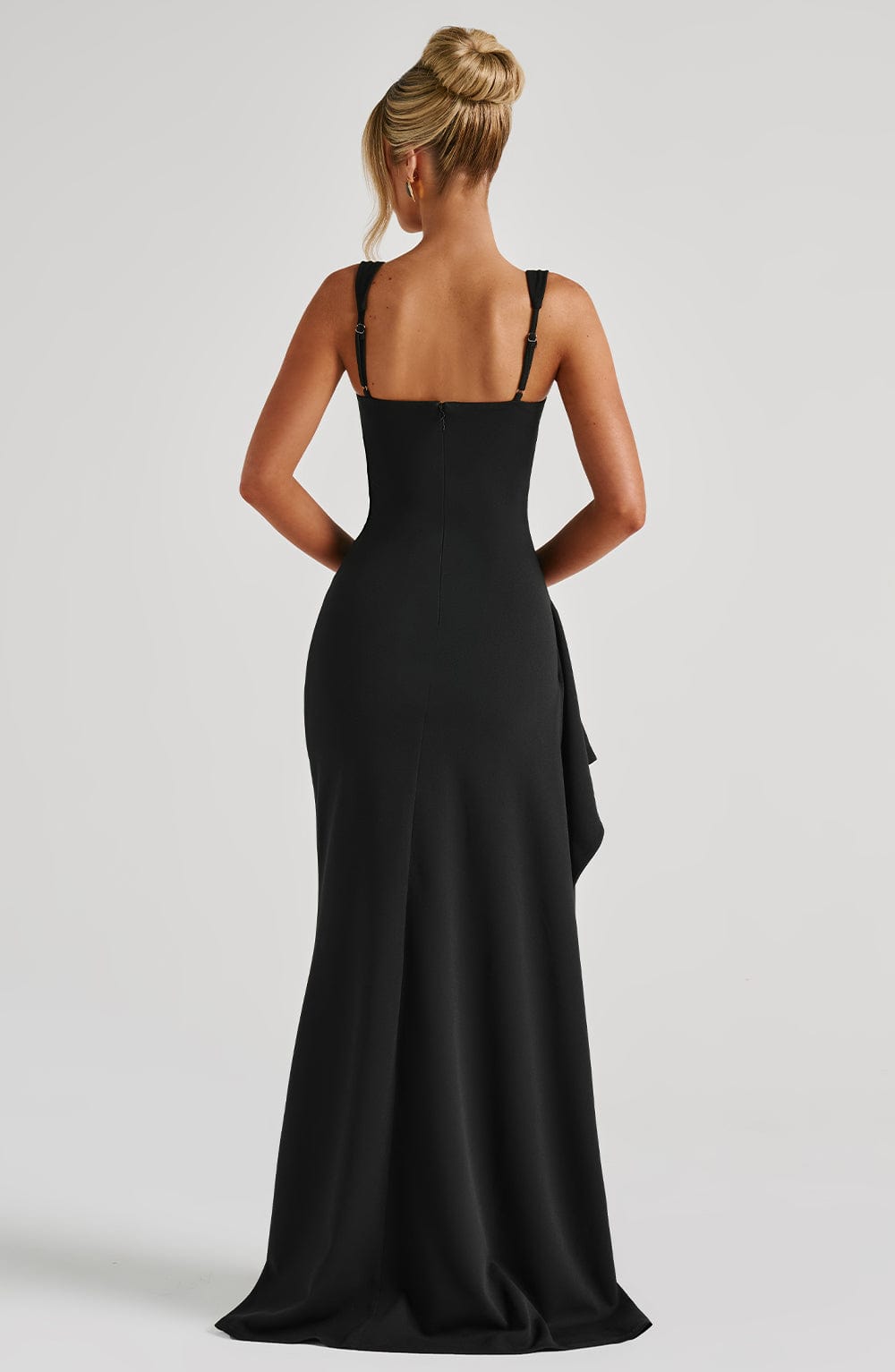 Katana | Vestido maxi de crepé negro con abertura y cuello cuadrado