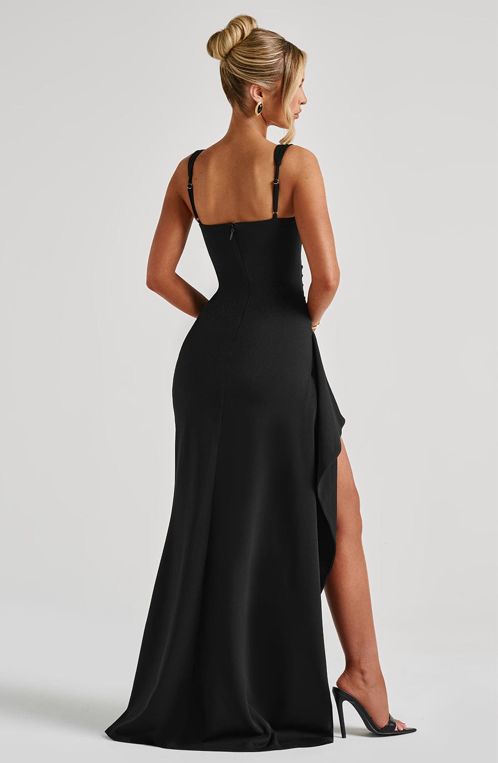 Katana | Vestido maxi de crepé negro con abertura y cuello cuadrado