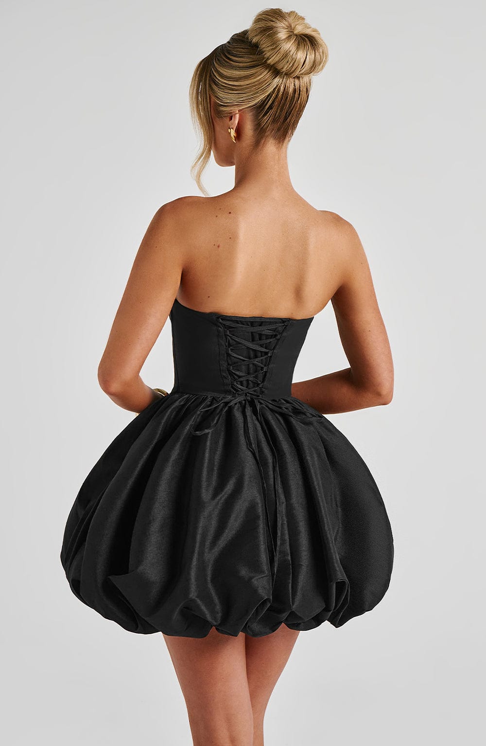 Lotus | Vestido mini negro de tafetán texturizado con lazo