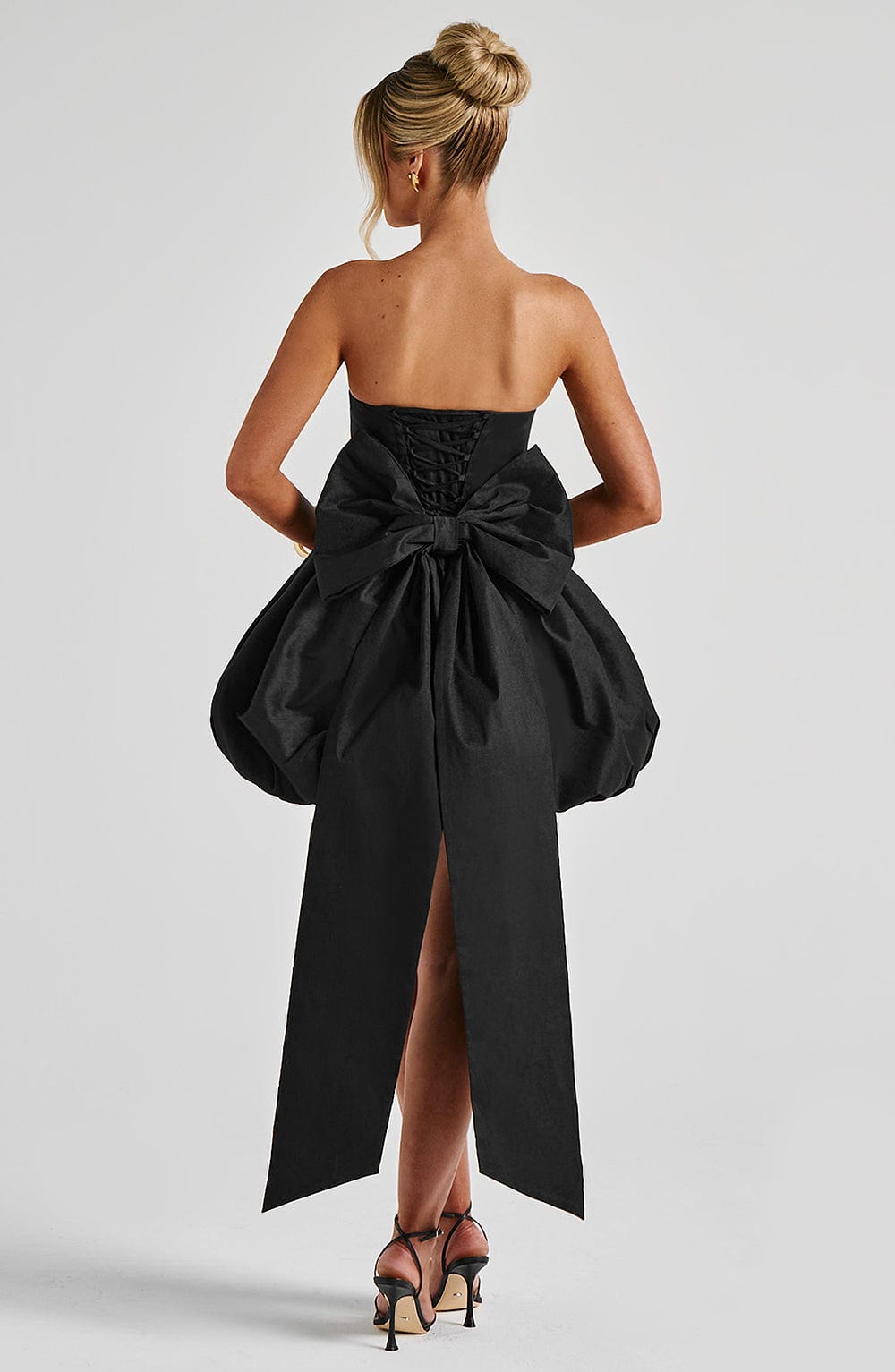 Lotus | Vestido mini negro de tafetán texturizado con lazo