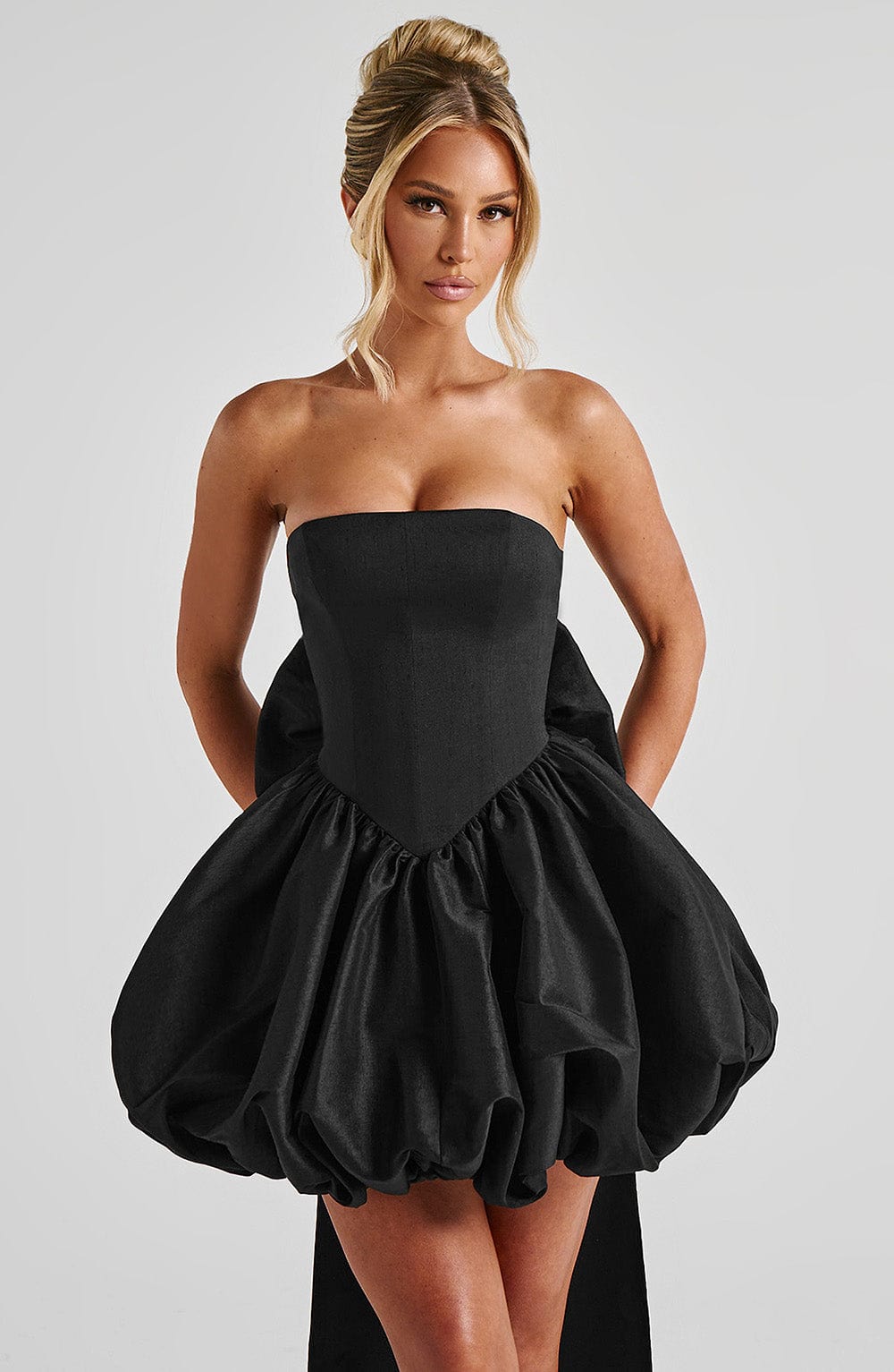 Lotus | Vestido mini negro de tafetán texturizado con lazo