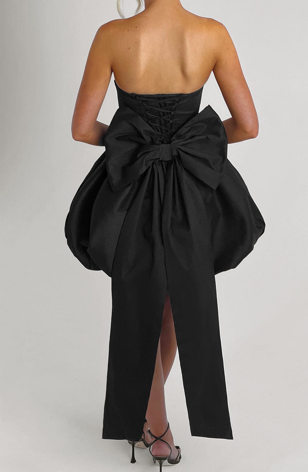 Lotus | Vestido mini negro de tafetán texturizado con lazo