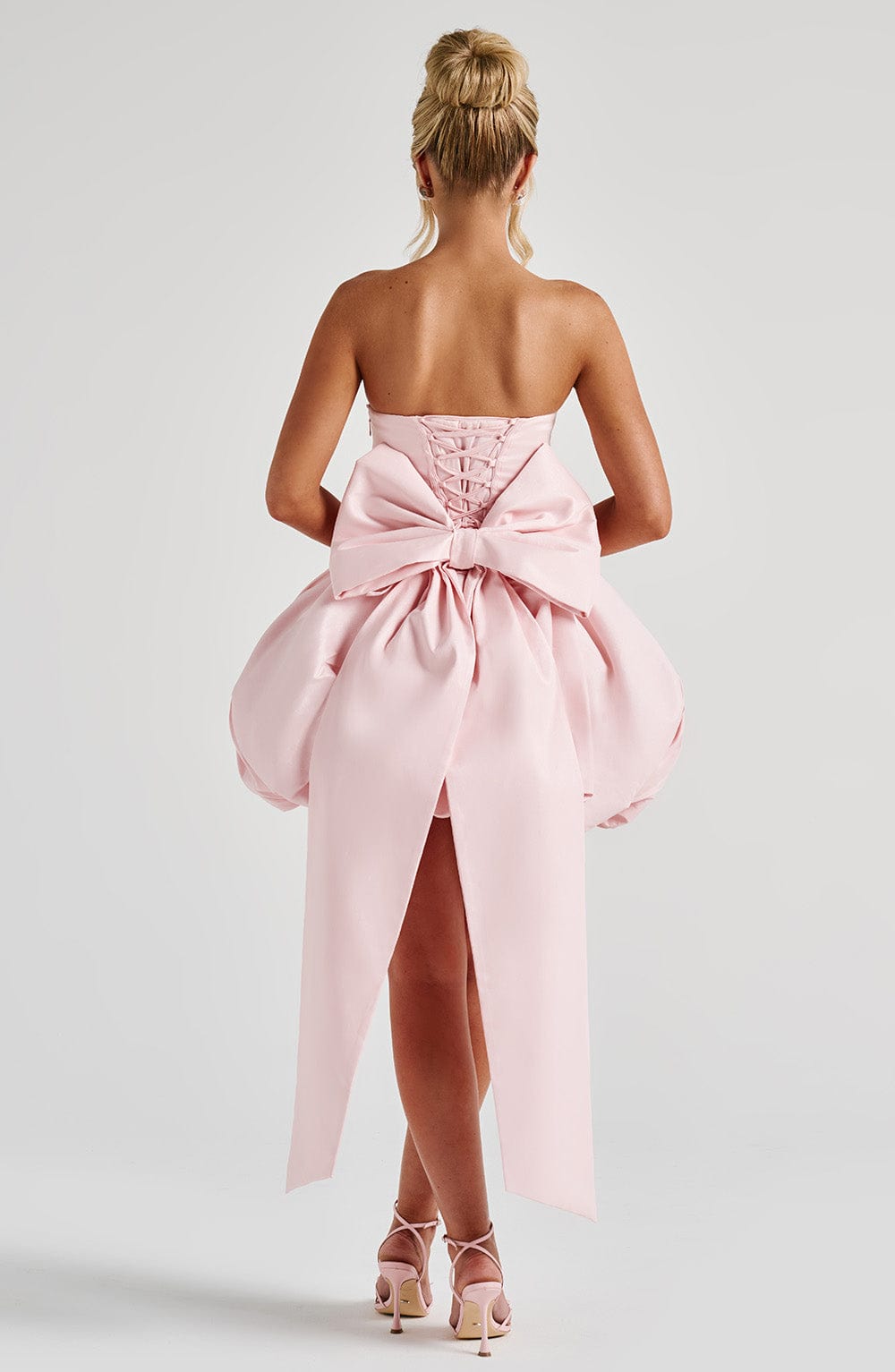 Lotus | Vestido mini de tafetán rubor con lazo y falda acampanada