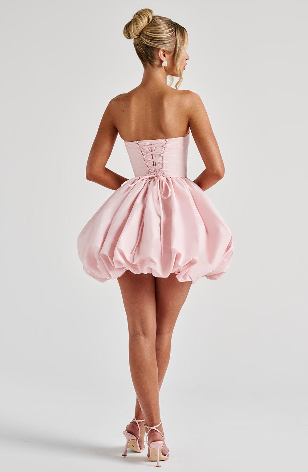Lotus | Vestido mini de tafetán rubor con lazo y falda acampanada