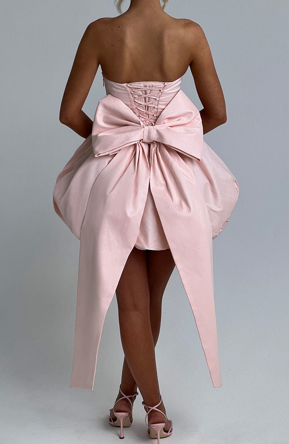 Lotus | Vestido mini de tafetán rubor con lazo y falda acampanada