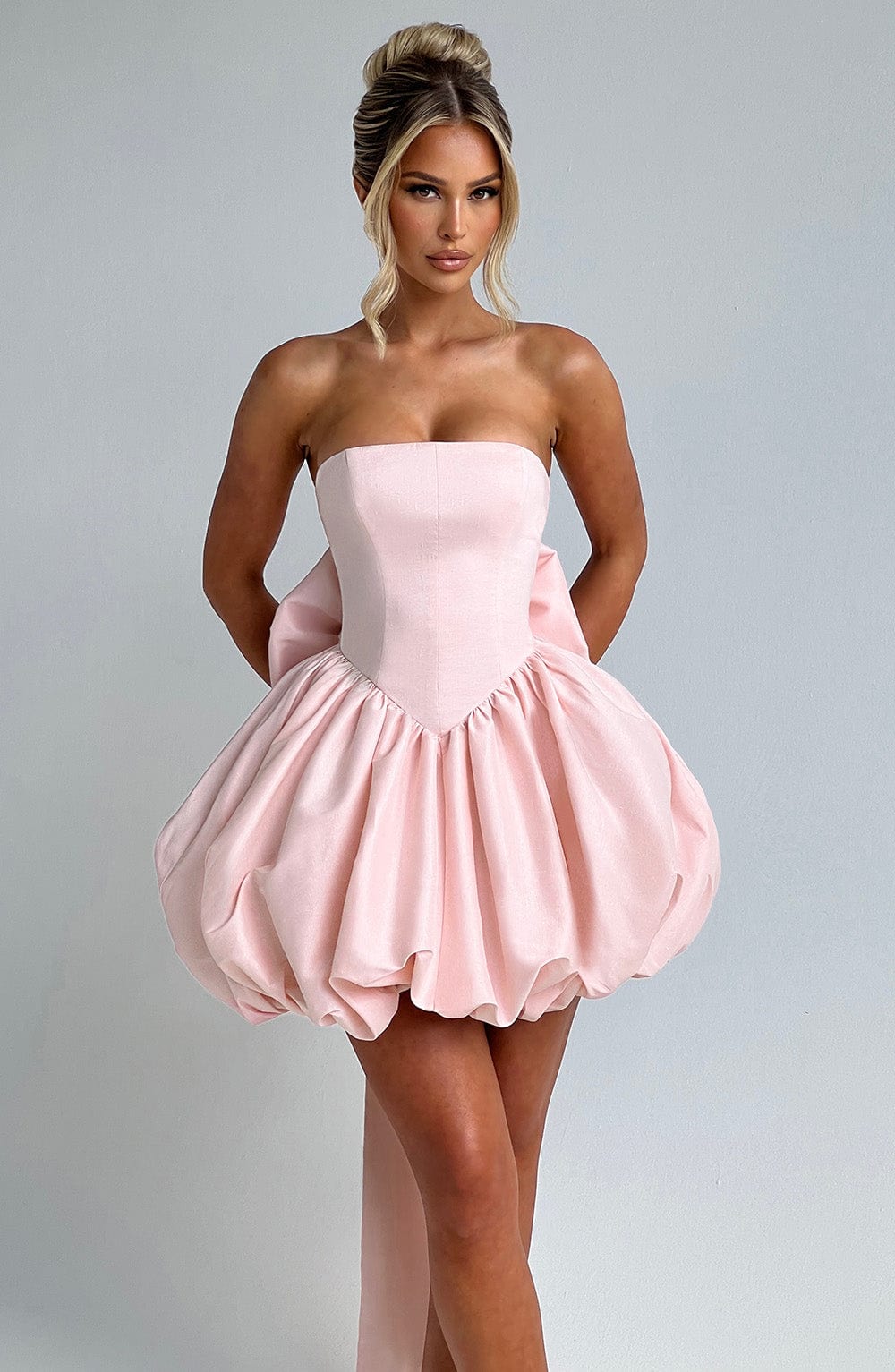 Lotus | Vestido mini de tafetán rubor con lazo y falda acampanada