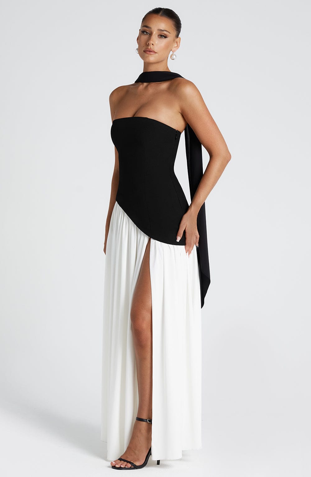Maliyah | Vestido maxi de crepé en blanco y negro