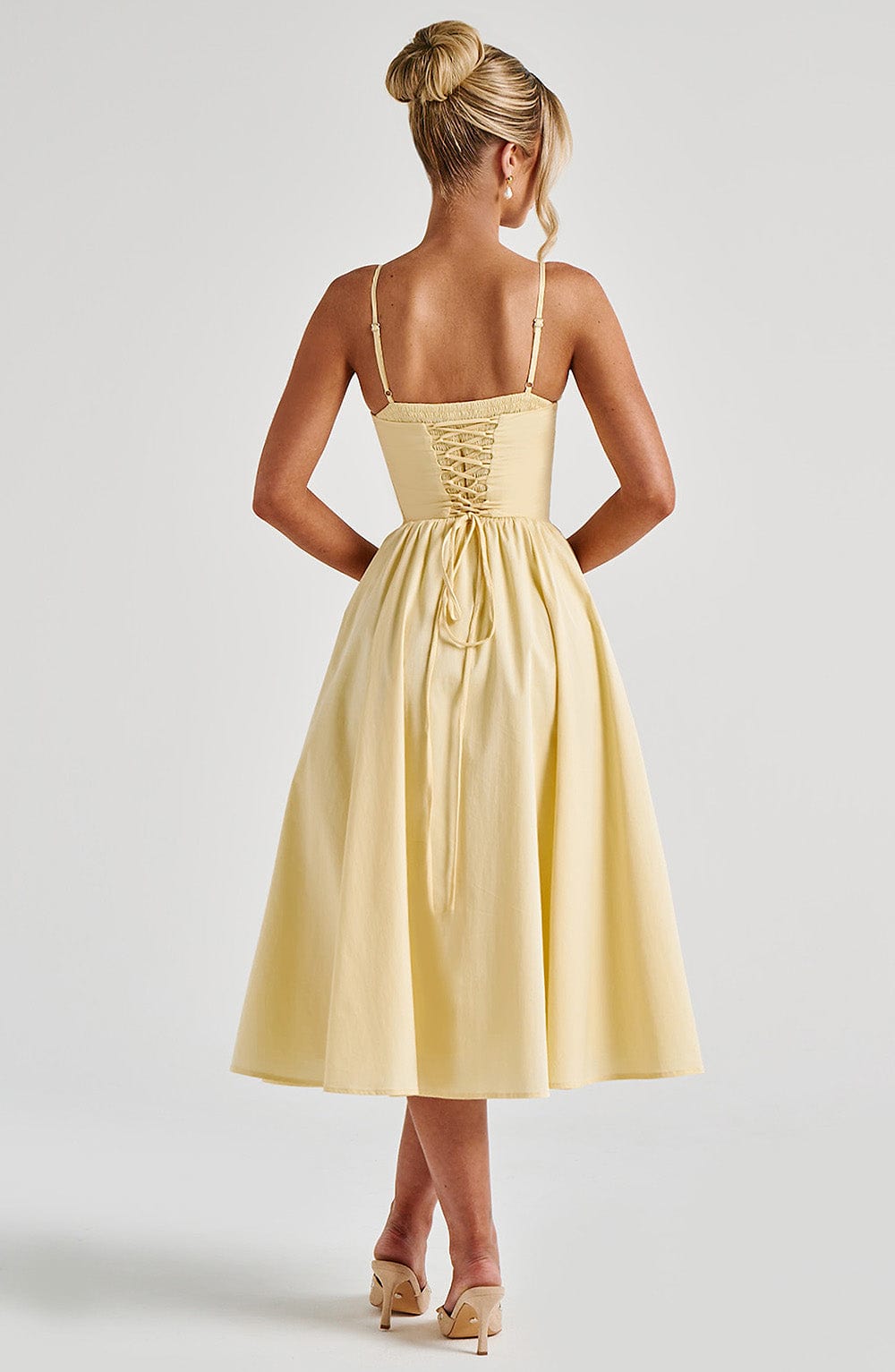 Mariella | Vestido midi amarillo de corsé con escote corazón