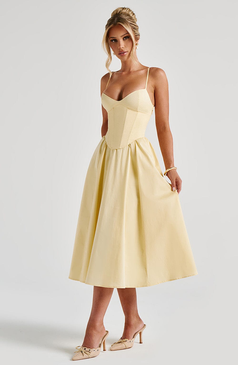 Mariella | Vestido midi amarillo de corsé con escote corazón