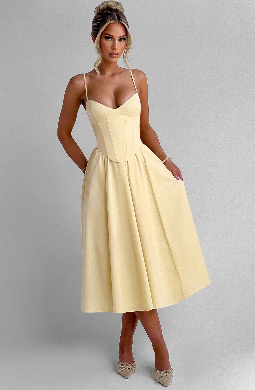 Mariella | Vestido midi amarillo de corsé con escote corazón