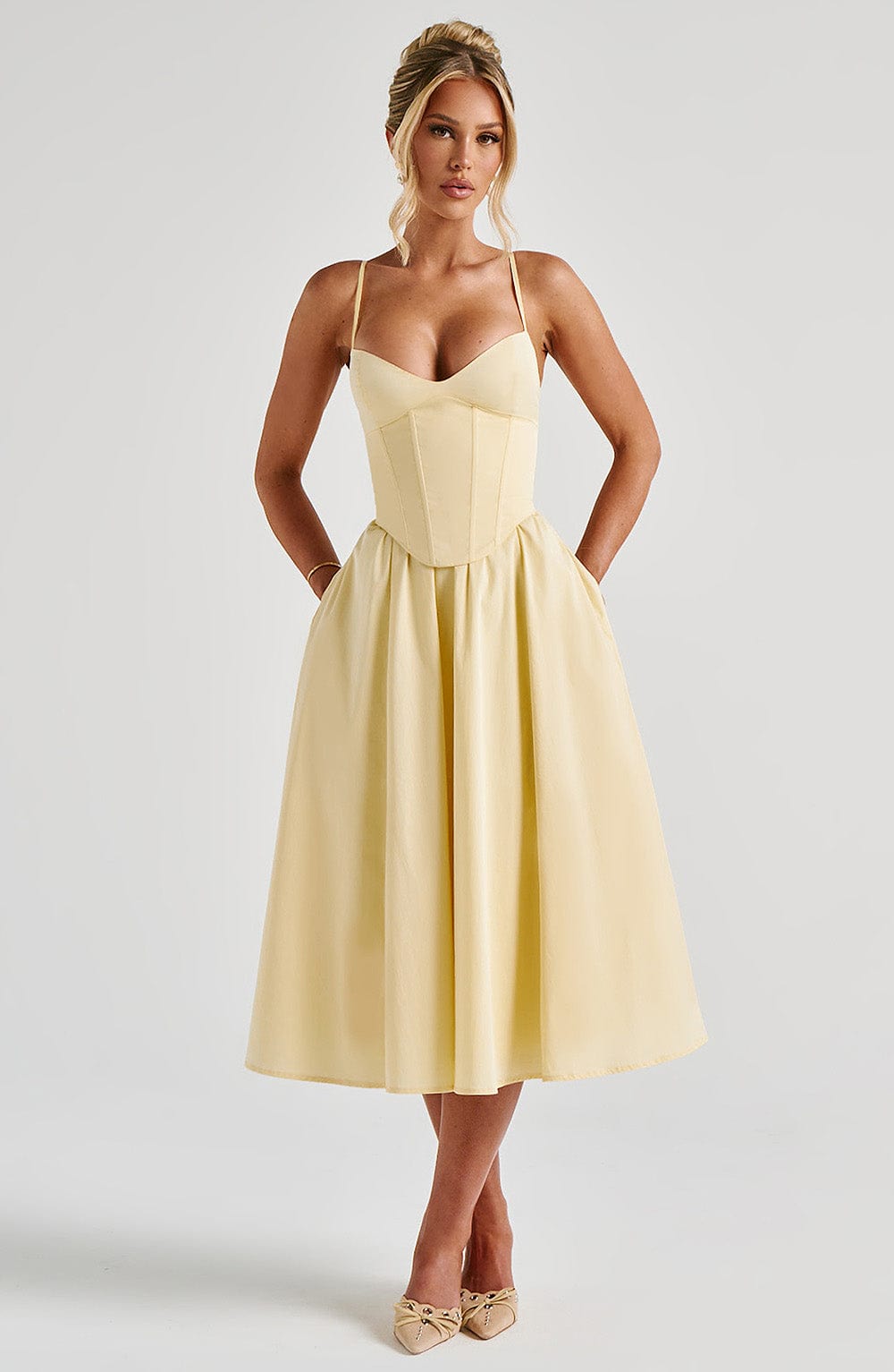 Mariella | Vestido midi amarillo de corsé con escote corazón