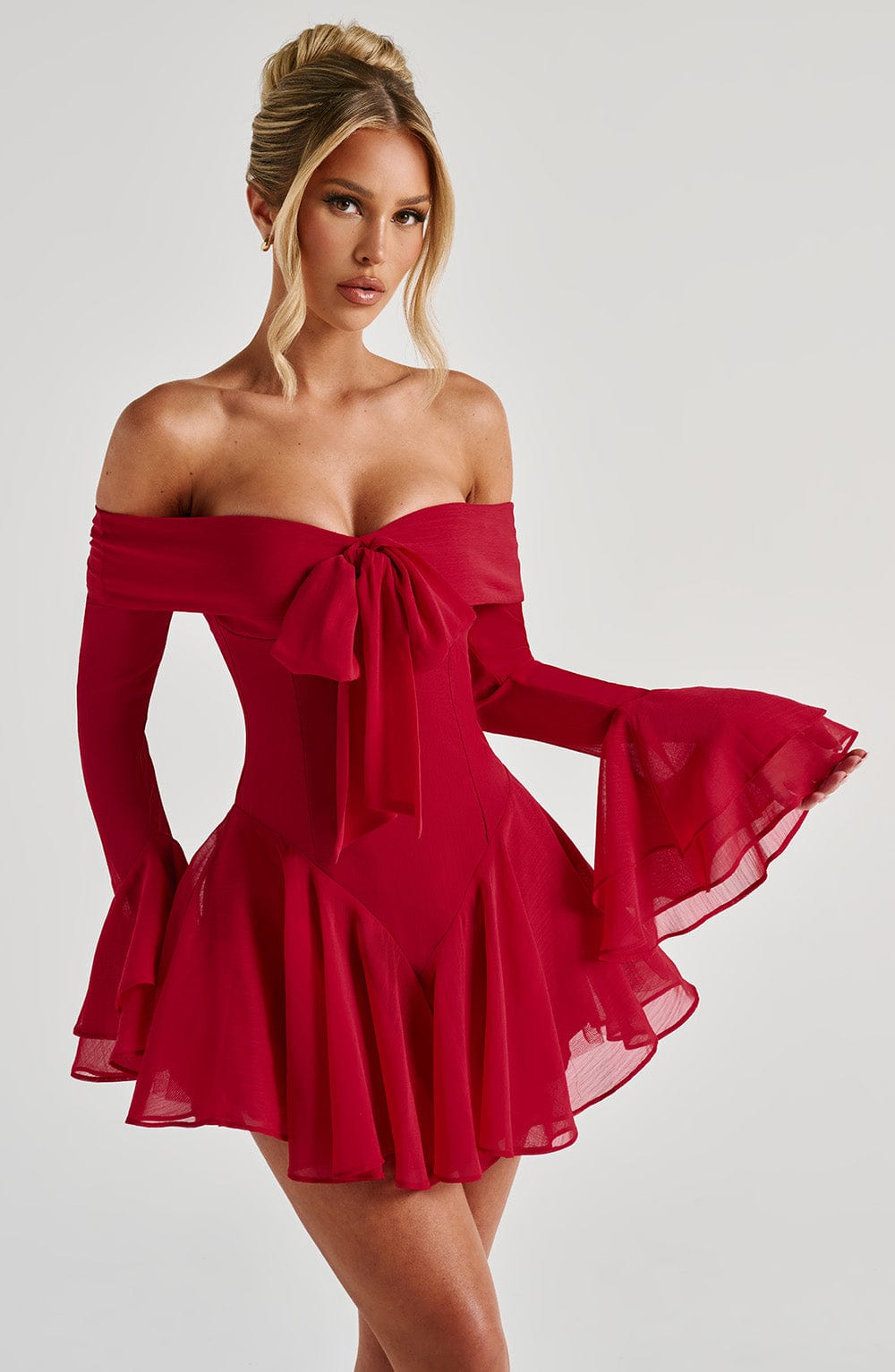 Nerissa | Mono corto de chifón rojo con escote bardot