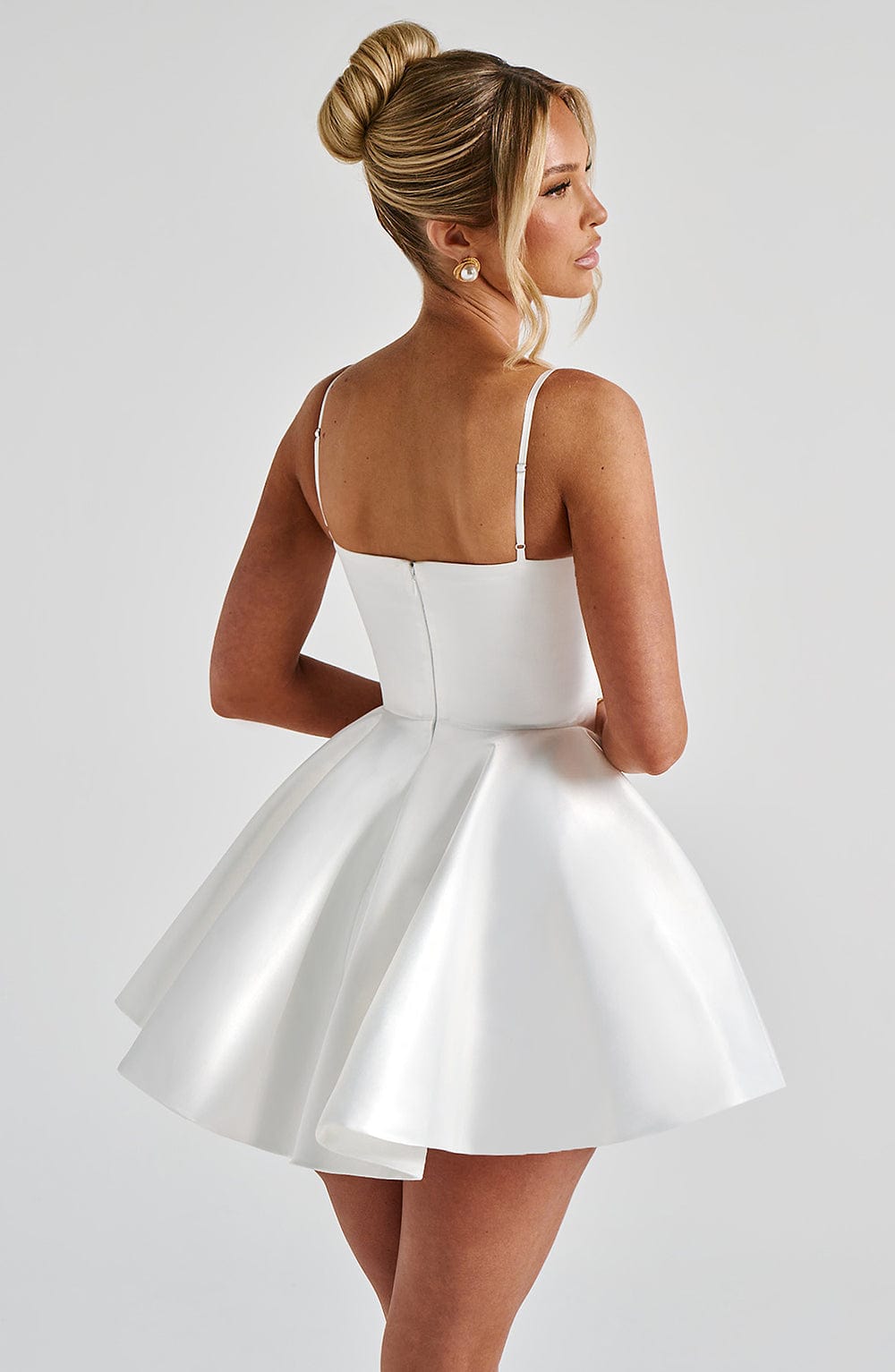 Poppy | Vestido mini marfil con copas de aros y lazo de raso