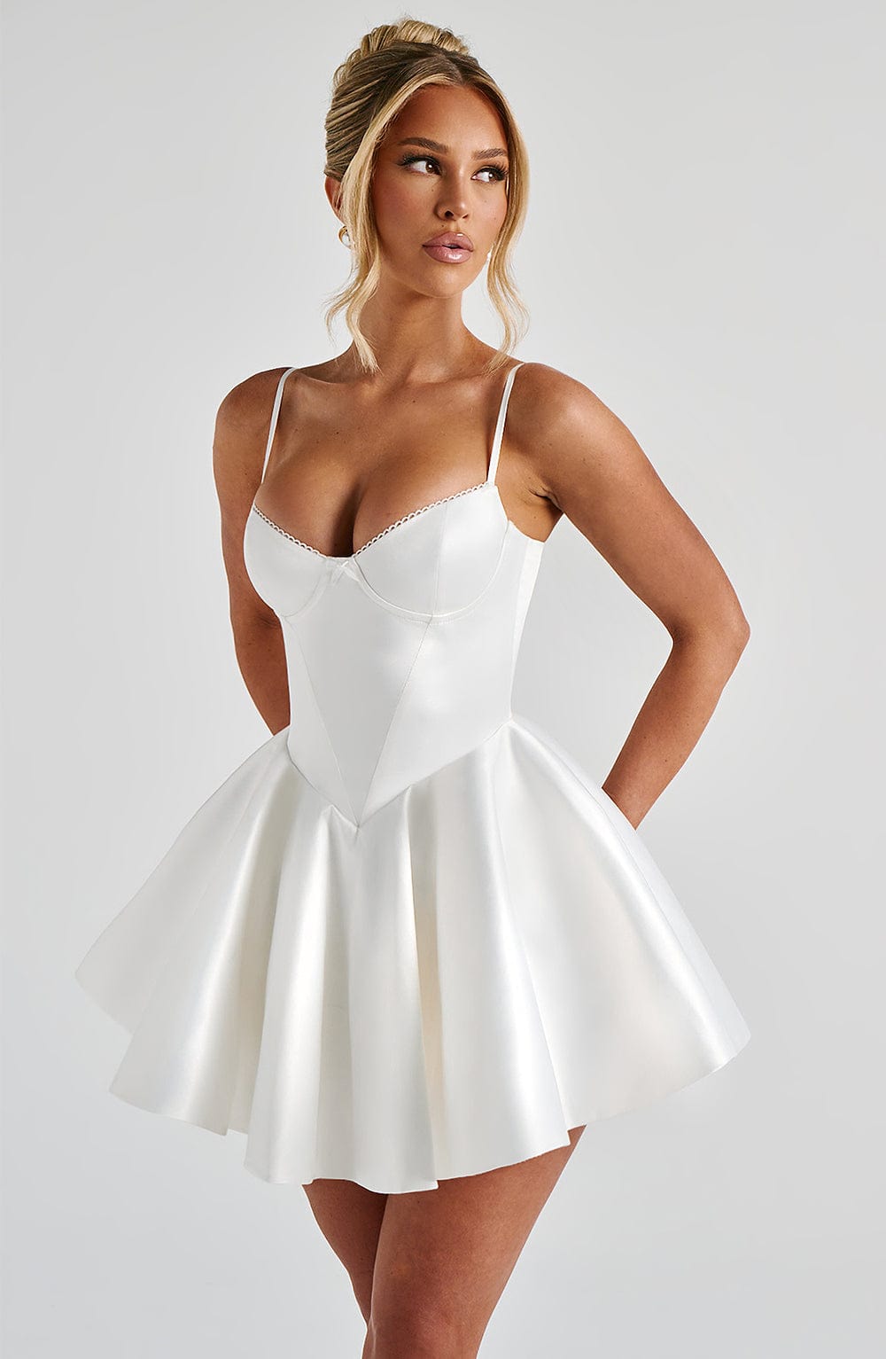 Poppy | Vestido mini marfil con copas de aros y lazo de raso