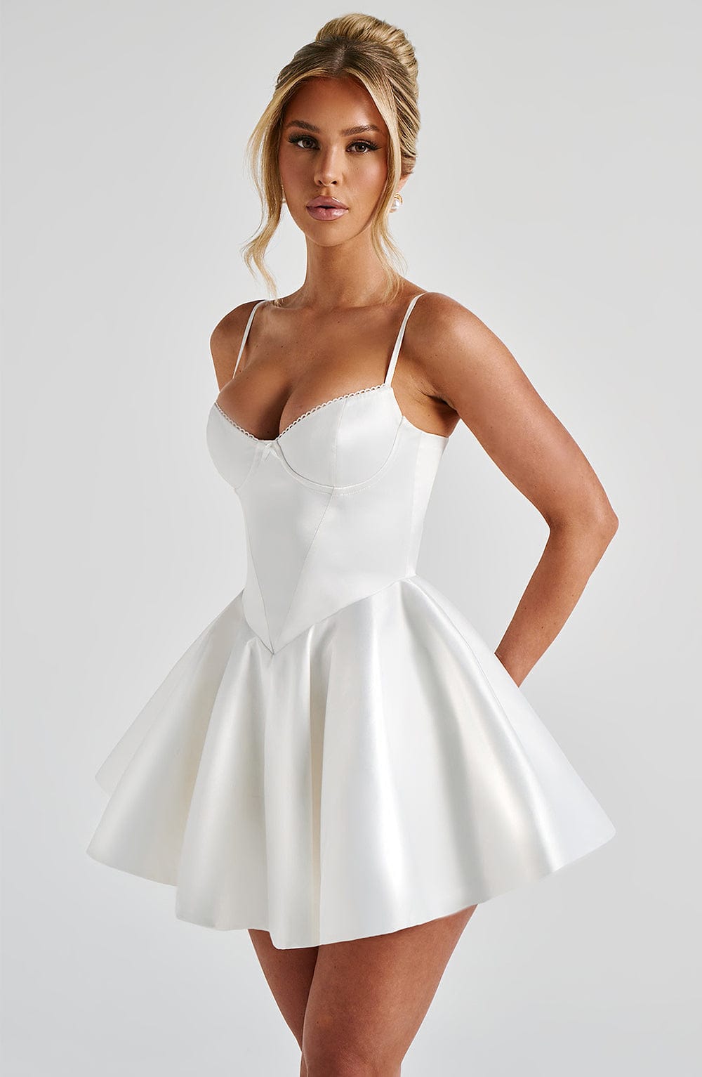 Poppy | Vestido mini marfil con copas de aros y lazo de raso