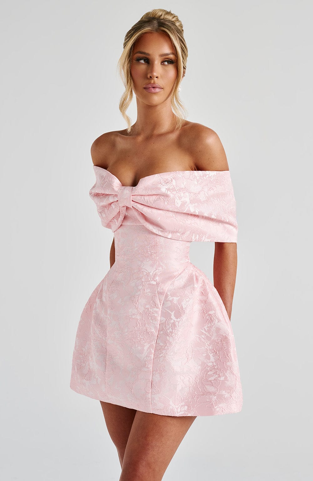Raquel | Vestido mini de jacquard floral rubor con lazo bardot
