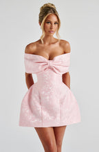 Raquel | Vestido mini de jacquard floral rubor con lazo bardot