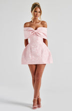 Raquel | Vestido mini de jacquard floral rubor con lazo bardot