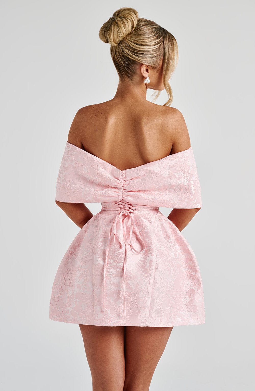 Raquel | Vestido mini de jacquard floral rubor con lazo bardot